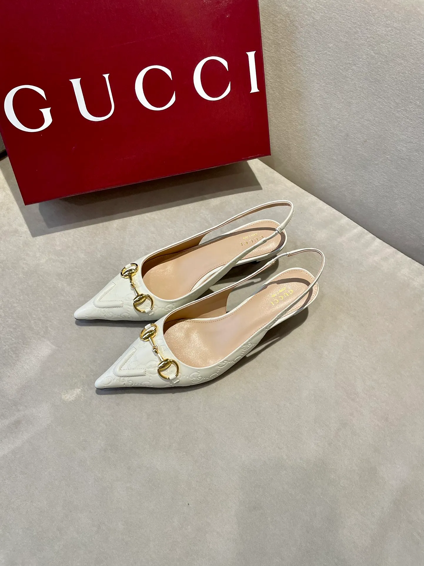 👟👟Ex-factory price 580👟👟 2024 G family’s new GUcc𝐢 horsebit pump sandals with pointed toes, elastic straps and kitten heels complement each other to create a comfortable and fitting design, and the back-lace pumps are the essence of design. Hot-drilling process Upper: Imported high-grade G G canvas Lining/foot pads: Full-grain high-grade lambskin Sole: Italian top-grade genuine leather sole Heel height: 10.5cm Fitting size: 35-42 (40/41/42 custom-made, non-refundable)